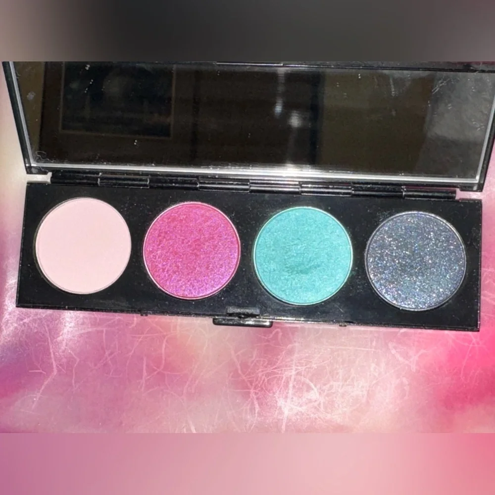 Mac Hello Kitty too dolly eyeshadow palette
